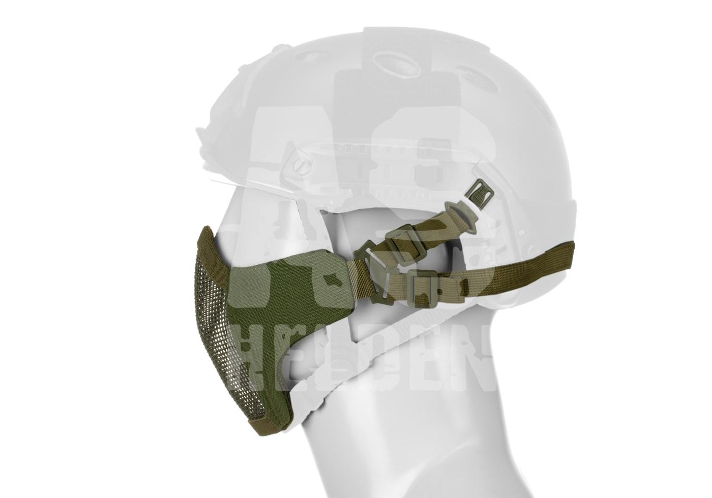 Olivegrüne Airsoft-Gesichtsmaske mit Mesh, seitlich an einem Helm befestigt.