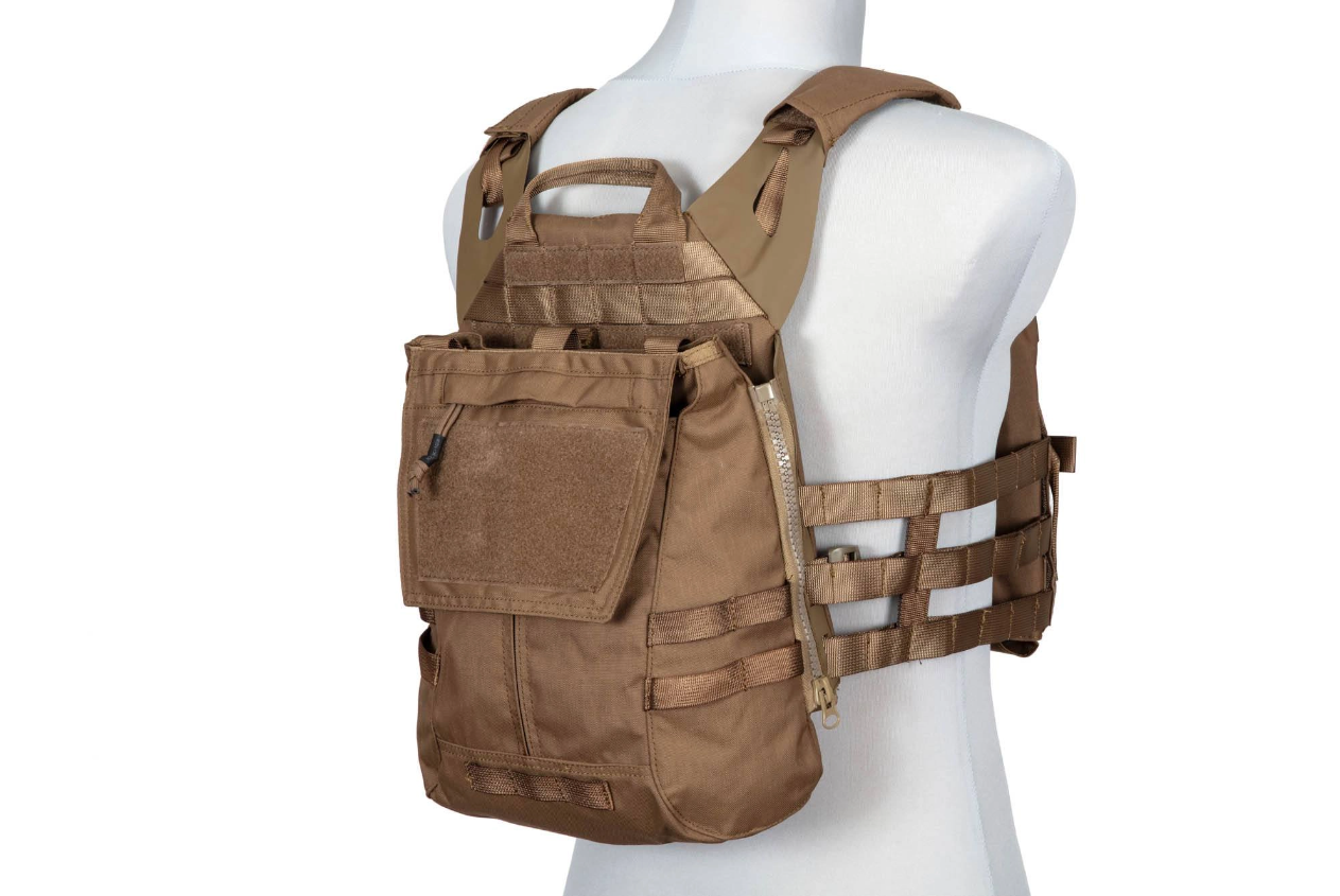 Braune Airsoft-Rückentasche an Weste auf Schaufensterpuppe, MOLLE-kompatibel.
