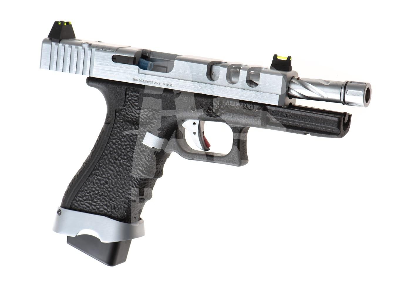 Airsoft-Pistole mit silbernem Schlitten, strukturiertem Griff und sichtbarem Lauf für Präzisionsspiele.