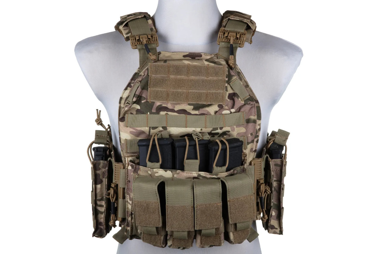 Tarnfarbene taktische Weste mit Taschen und Zubehörhalterungen, ideal für Airsoft-Spiele.