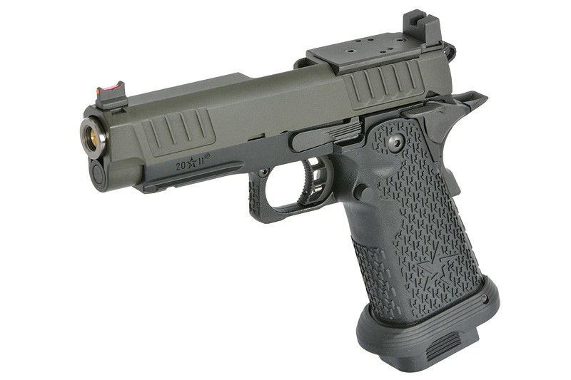Airsoft-Pistole mit strukturiertem Griff und Visier, olivgrüner Schlitten, modernem Design.