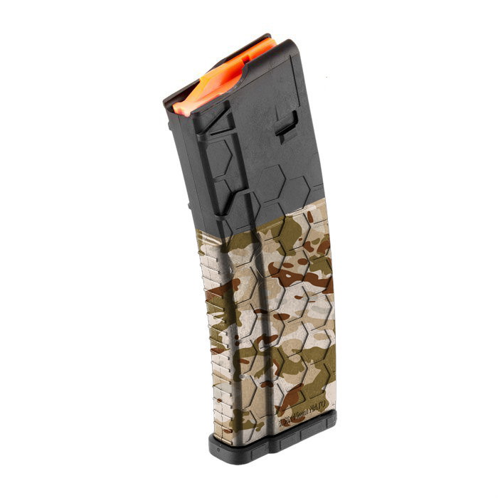 Airsoft-Magazin mit Tarnmuster und hexagonaler Struktur, oranges Innenleben.