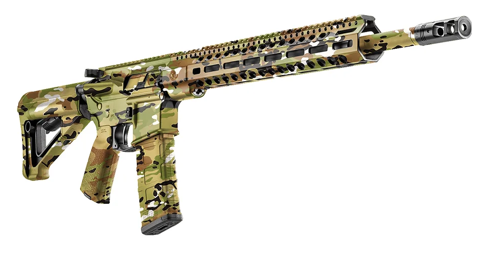 Airsoft-Gewehr mit Tarnmuster, Langlauf und Mündungsbremse, modernes Design.