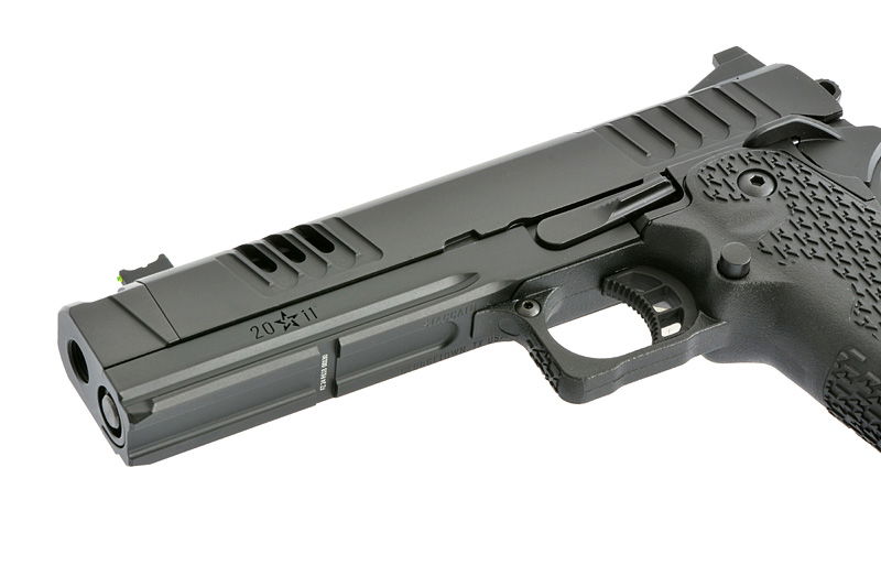 Schwarze Airsoft-Pistole mit strukturiertem Griff und taktischen Details, Seitenansicht.