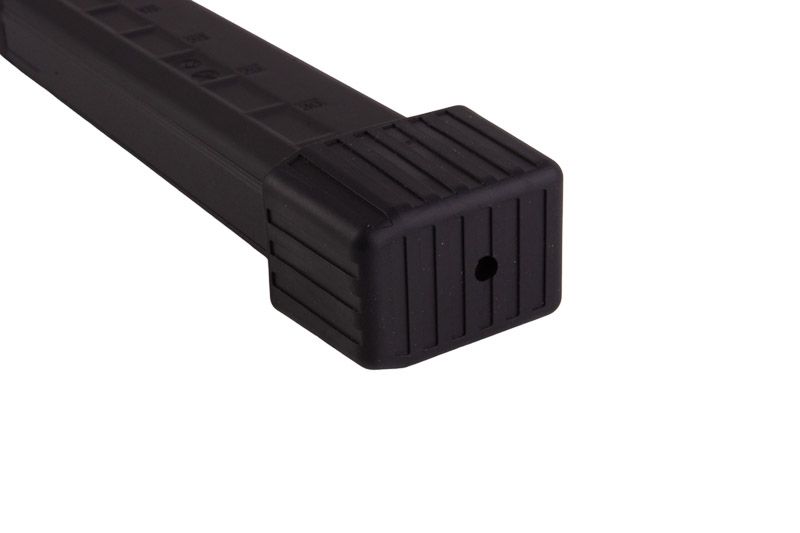 Schwarzes Airsoft-Magazin mit gerillter Oberfläche und quadratischem Boden, Nahaufnahme.