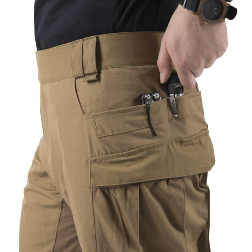MBDU® Trousers - NyCo Ripstop - MultiCam Black™ Taktische Hose mit Taschen, in denen ein Messer getragen wird. Ideal für Airsoft oder Outdoor-Aktivitäten.