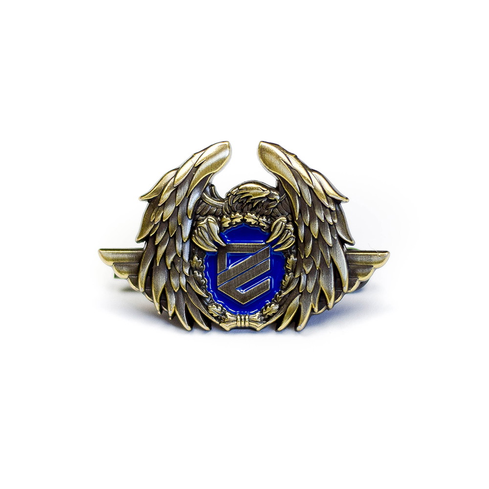 Goldener Abzeichen mit Flügeln und blauem Emblem, ideal für Airsoft-Accessoires.