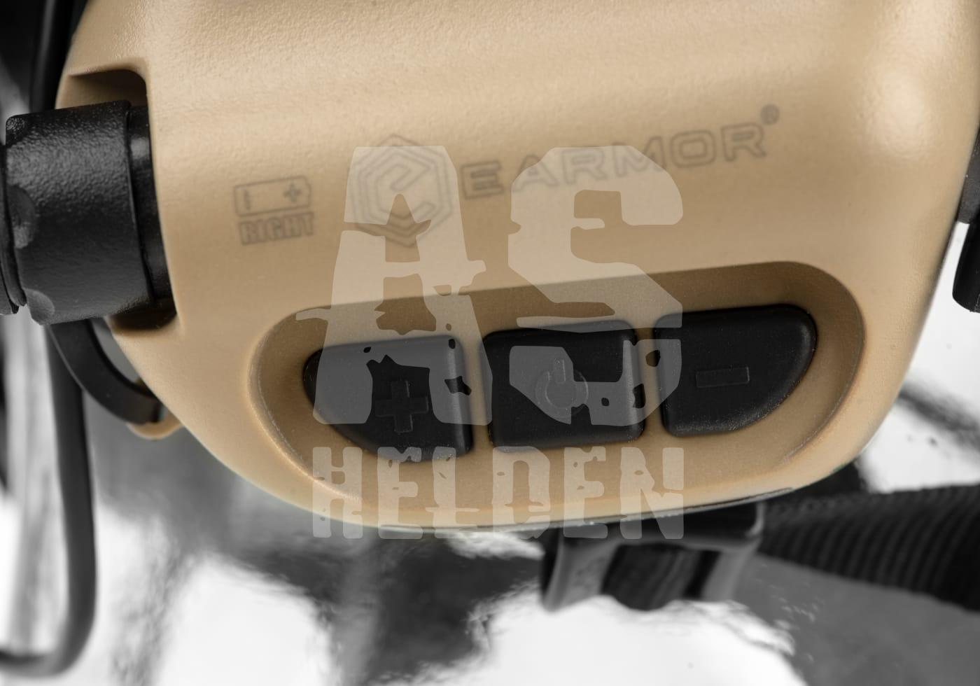 Detailaufnahme eines Earmor-Gehörschutzes mit Bedientasten, beige Gehäuse.