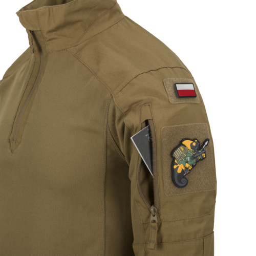 Taktisches olivgrünes Hemd mit Ärmelabzeichen und Flaggenpatch auf Schultertasche.