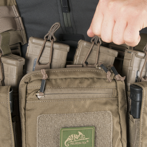 Training Mini Rig (TMR)® - Coyote Taktische Weste mit Magazinen und Helikon-Tex-Logo, Hand zieht Magazin heraus.