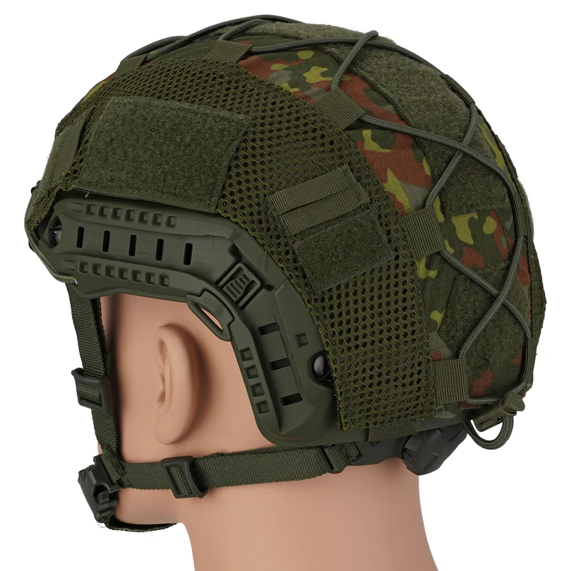 Cygnus Armory Helmet Cover Taktischer Airsoft-Helm in Oliv mit Tarnmuster, Netzstruktur und Riemen auf einem Dummy-Kopf.