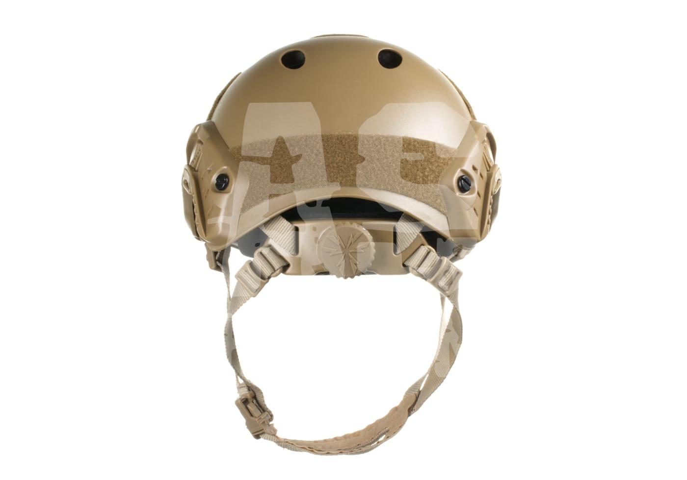 Taktischer tanfarbener Airsoft-Helm mit Kinnriemen und seitlichen Schienen.