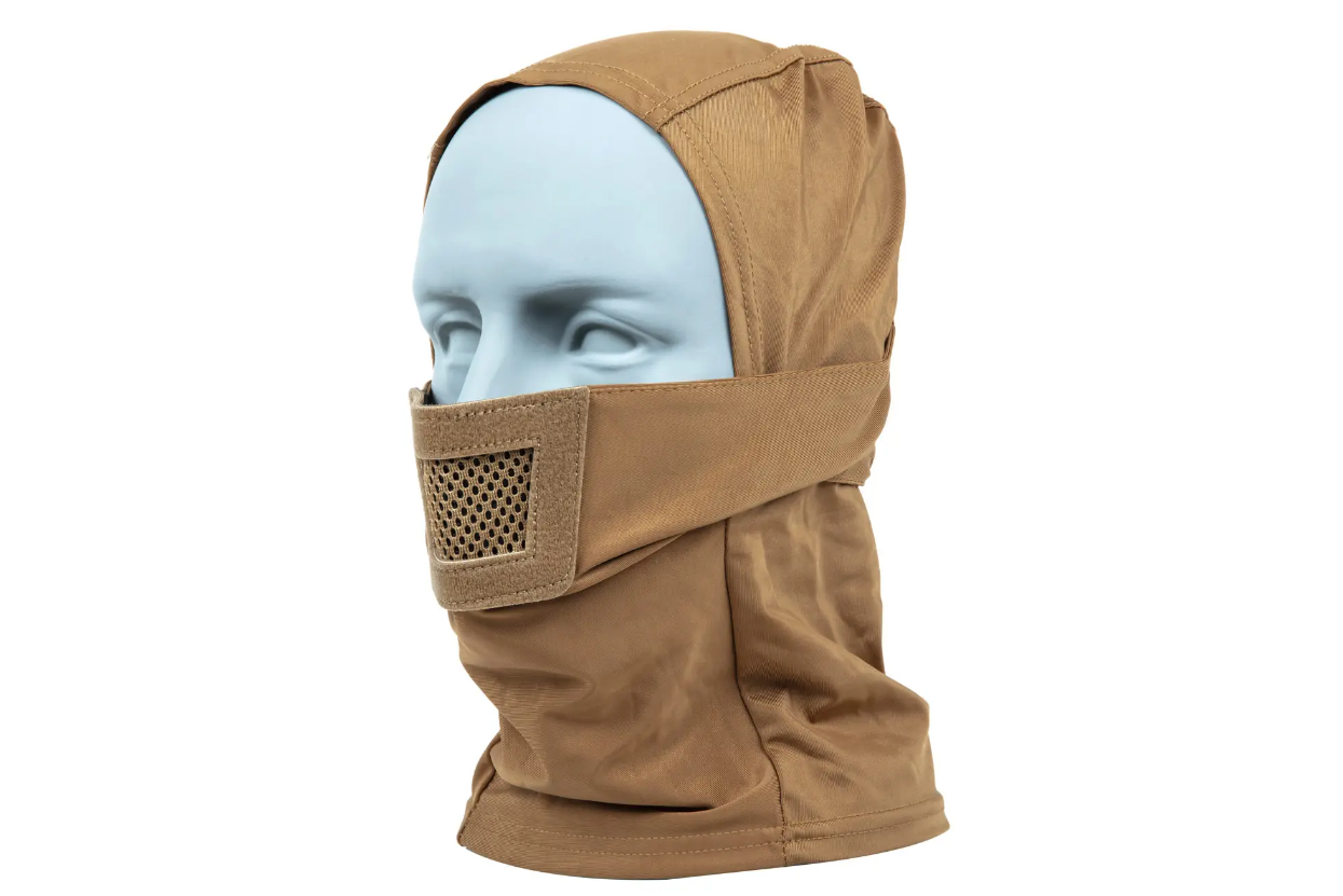 Braune Airsoft-Balaclava mit Mesh-Einsatz für Mundschutz auf einem blauen Modellkopf.