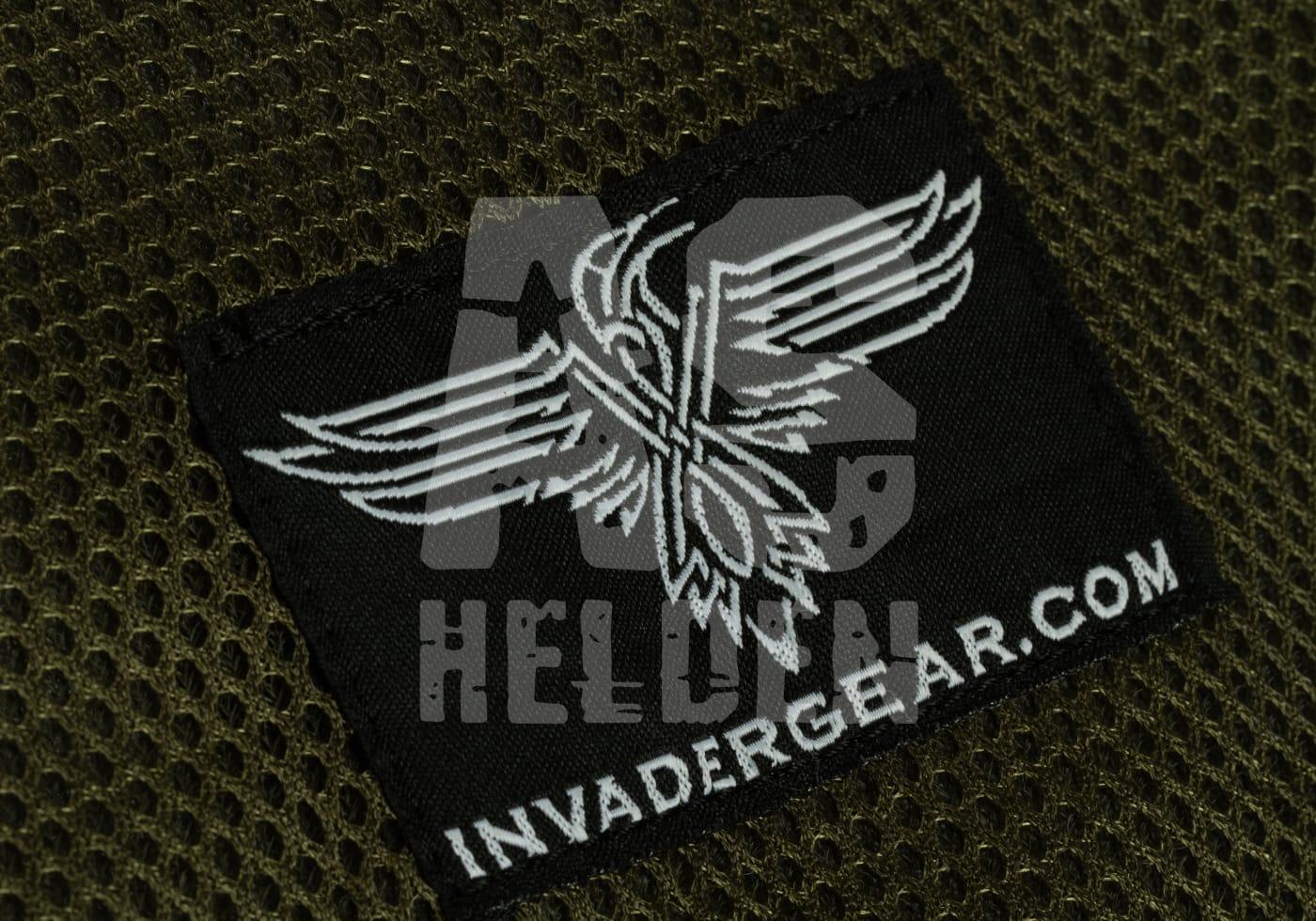 Schwarzes Invader Gear Patch auf olivgrünem Tarnstoff, weißes Adler-Logo.