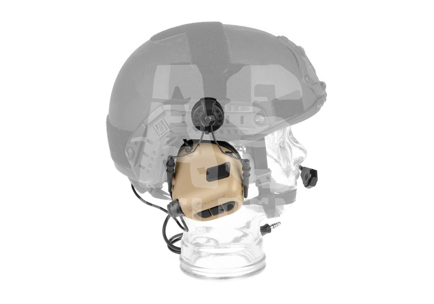 Taktischer Helm mit Headset und integriertem Mikrofon auf einem Glasmodell.
