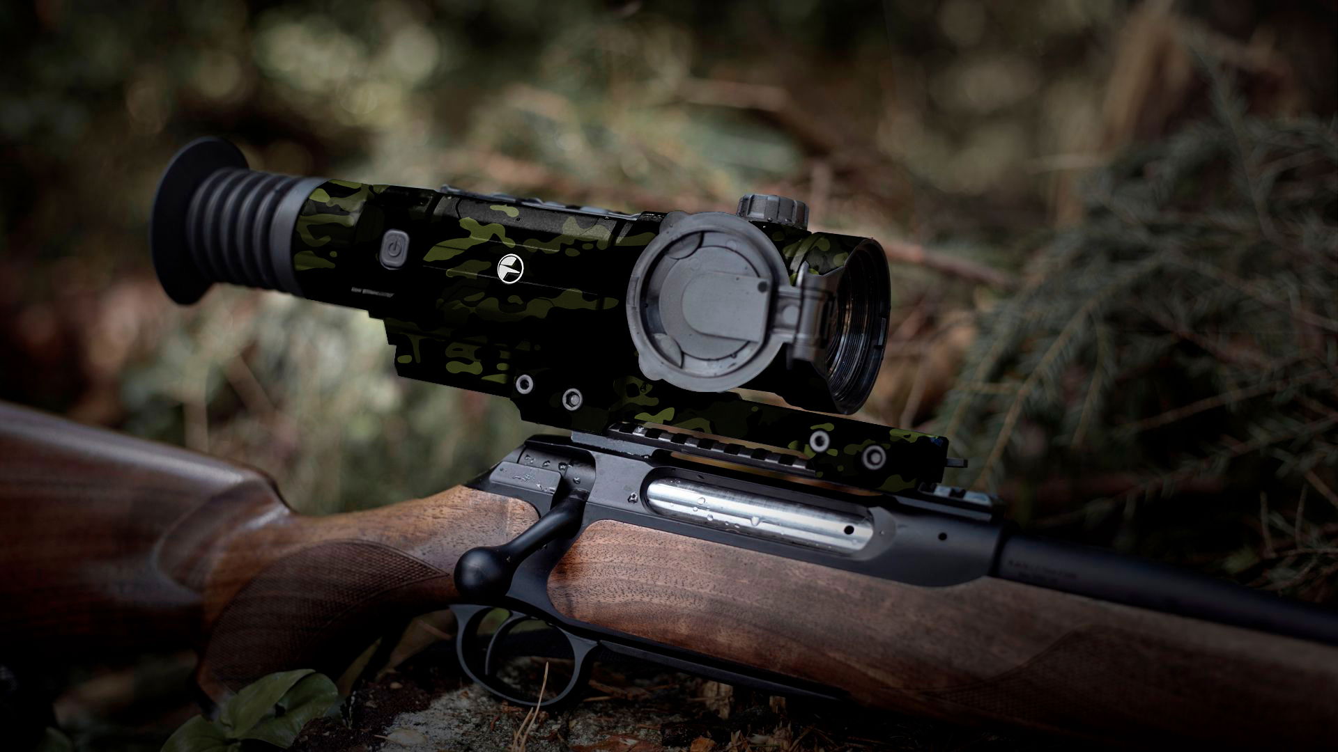 GunsWrap Scope Skins Camouflage-Zielfernrohr auf einem Gewehr im Wald platziert, Detailaufnahme.