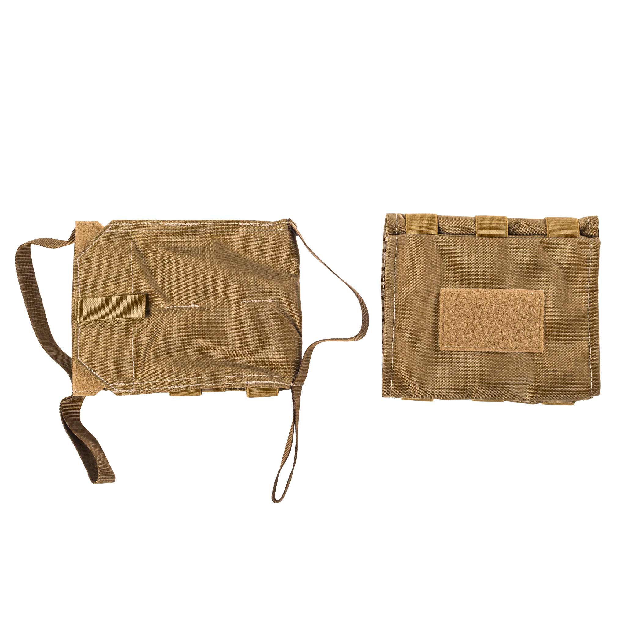 Zwei braune Airsoft-Dump Pouches für Magazinaufbewahrung, eine mit Klettfläche, die andere mit Riemen, nebeneinander liegend.