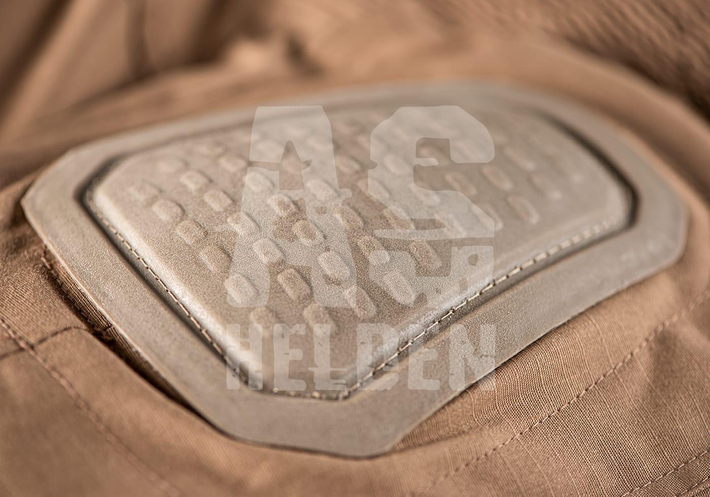 Nahaufnahme eines braunen Knieschoners auf Stoff, ideal für Airsoft-Bekleidung.