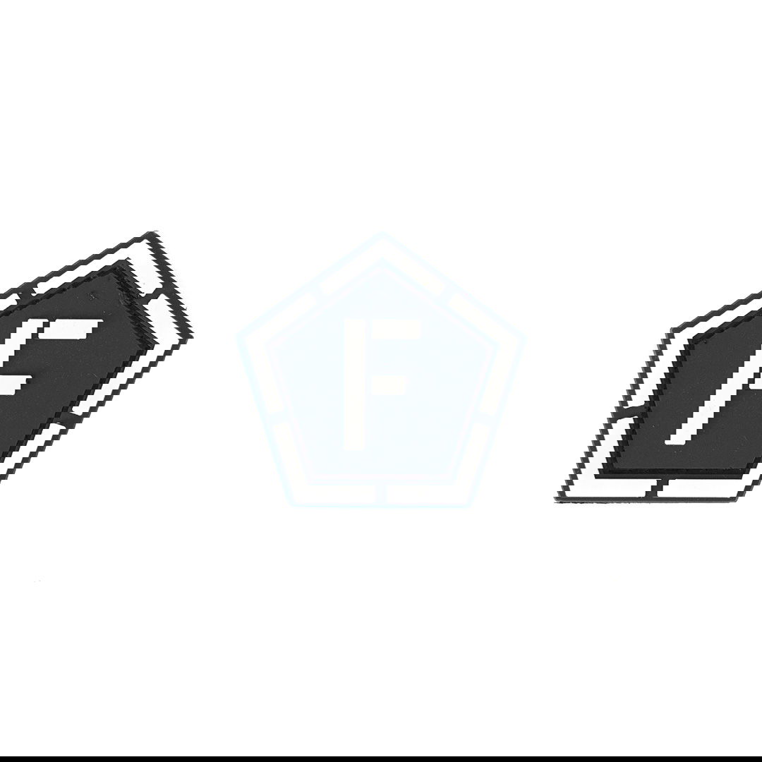 Blaues fünfeckiges Abzeichen mit weißem "F" in der Mitte, geeignet für Airsoft-Ausrüstung.