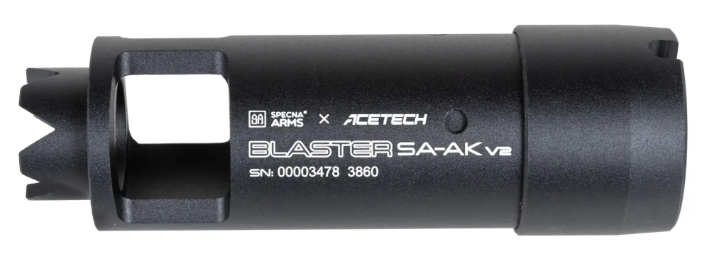 Schwarz, zylindrischer Airsoft-Schalldämpfer "BLASTER SA-AK v2" von Specna Arms x Acetech mit Seriennummer.