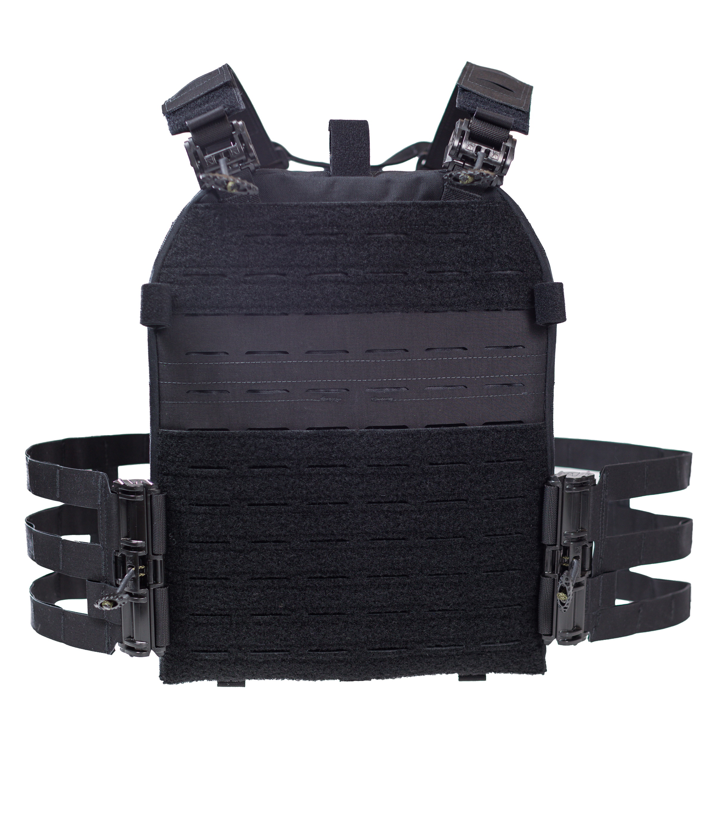 Schwarzer, taktischer Plattenträger mit verstellbaren Gurten und Schnellverschlüssen für Airsoft-Ausrüstung.