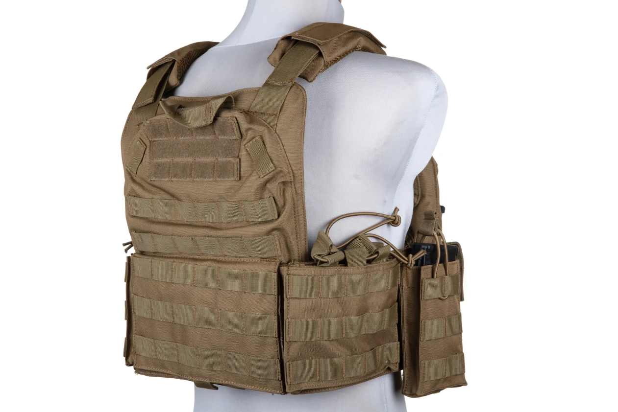 GFT Plate Carrier 8944-1 tan/coyote Tanfarbener Airsoft-Taktik-Weste auf Schaufensterpuppe, viele Taschen.