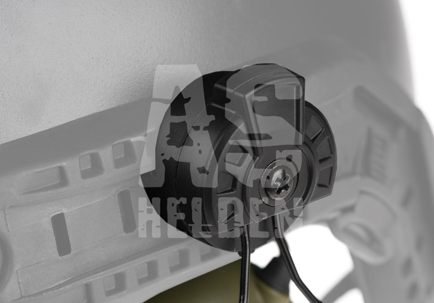 Adapter an taktischem Helm mit Kabelanschluss für Airsoft-Equipment.