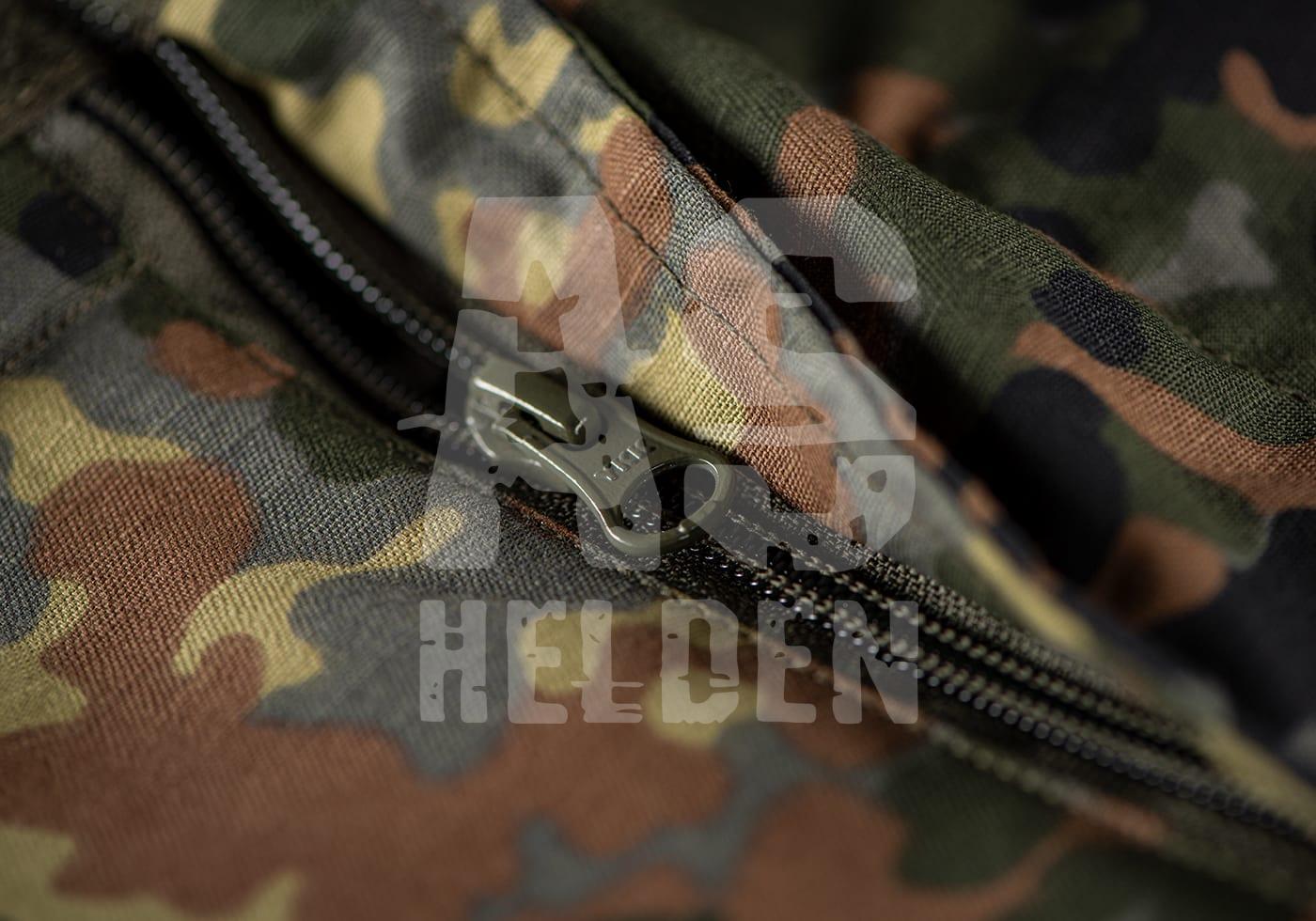 Predator Combat Pant Nahaufnahme eines Reißverschlusses auf tarnfarbenem Stoff, Airsoft Helden Logo im Vordergrund.