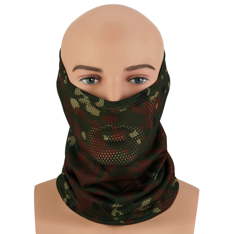 Tarnmuster-Bandana auf Schaufensterpuppe für Airsoft, bedeckt Gesicht und Hals.