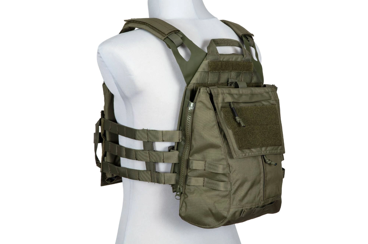 GFT Jump MK2 Tactical Vest Olivefarbene Airsoft-Taktikweste auf Schaufensterpuppe, mit MOLLE-Gurtbändern und integriertem Rucksack.