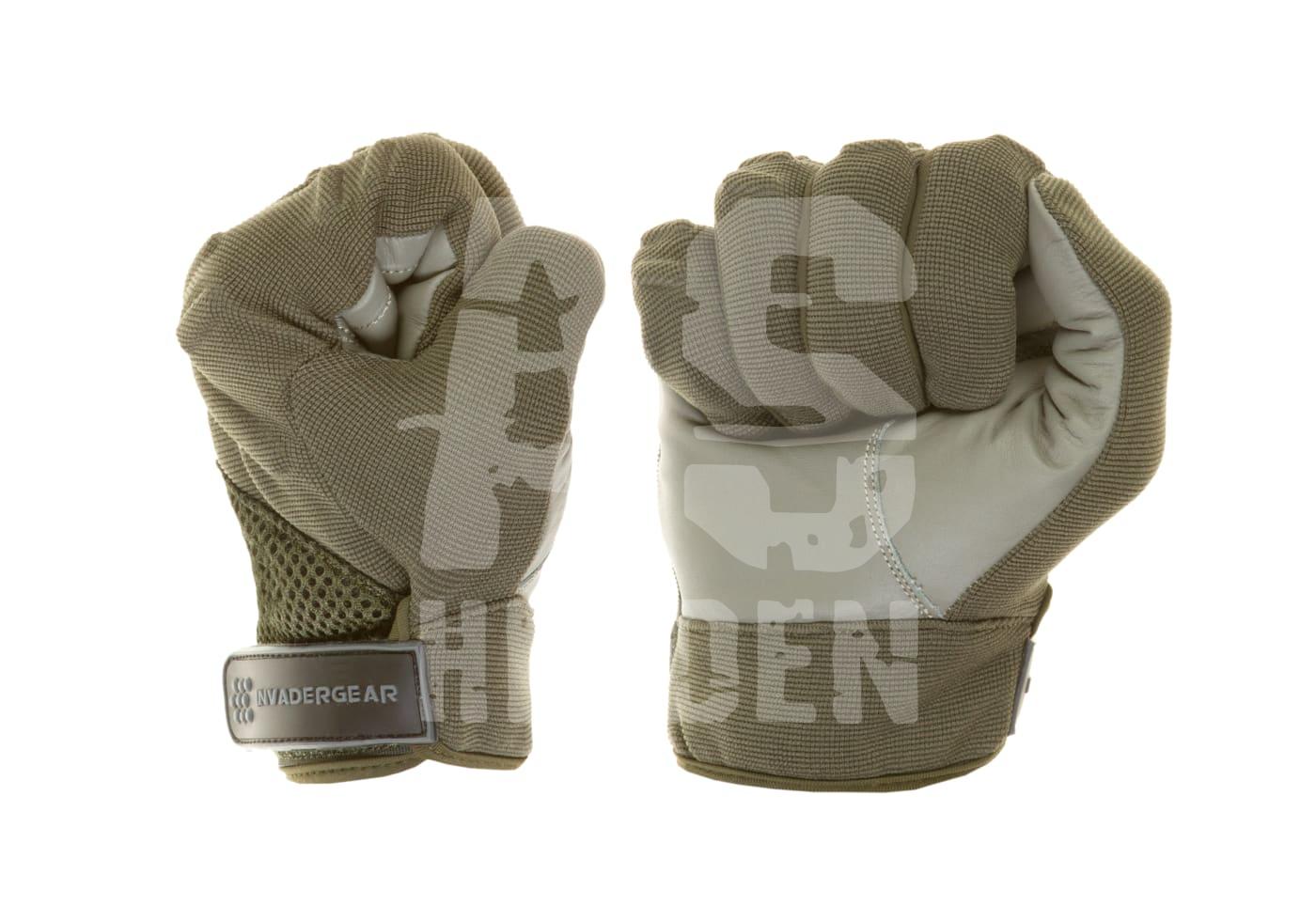 Olivfarbene Airsoft-Handschuhe von Invadergear mit verstärkten Knöcheln und Klettverschluss.