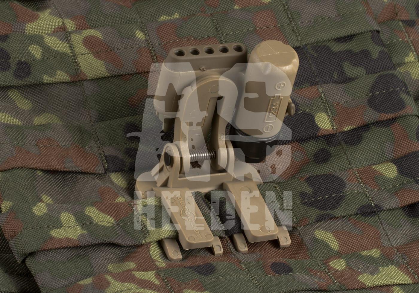 Tanfarbener Helmhalter auf Flecktarnstoff.