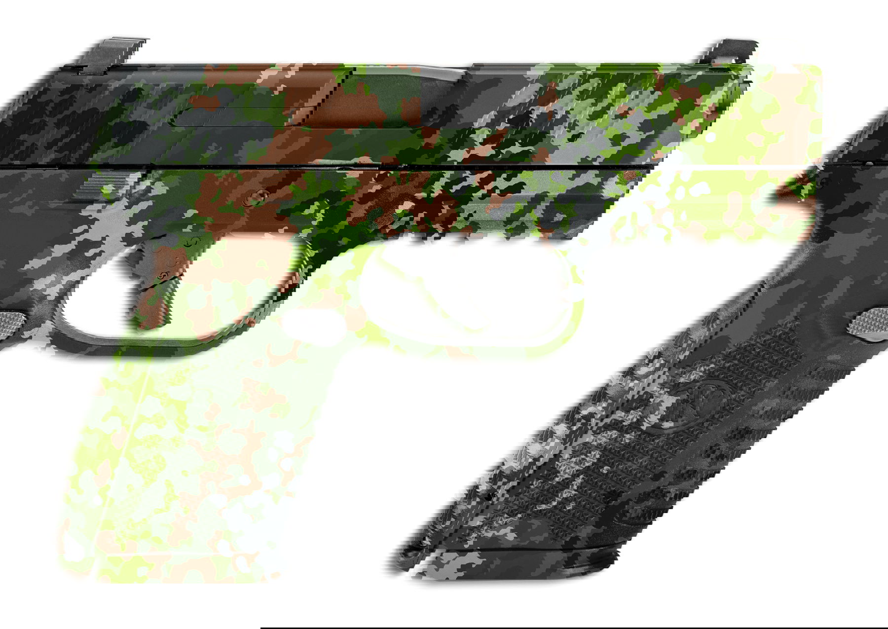 Airsoft-Pistole mit Tarnmuster in Grün, Braun und Schwarz, ideal für verdecktes Spielen.