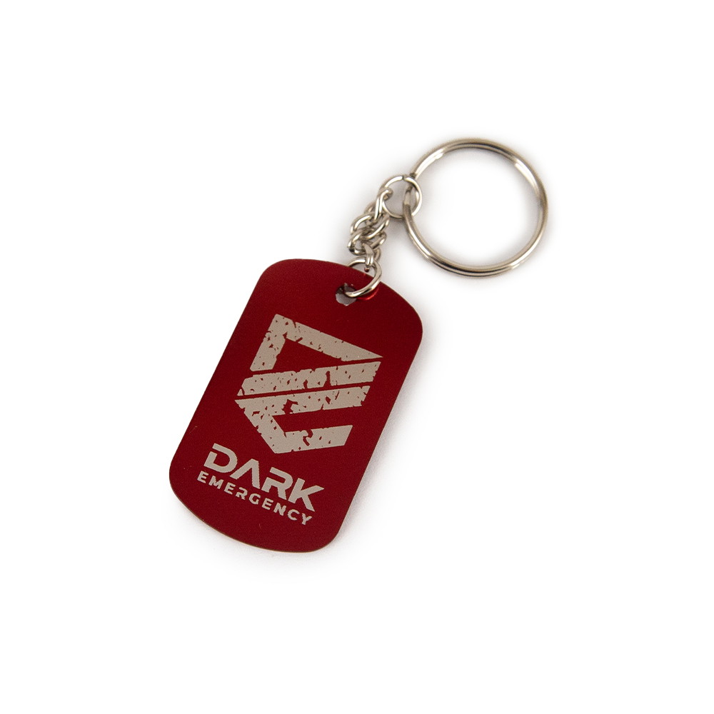 Roter Metall-Schlüsselanhänger mit "Dark Emergency"-Logo.