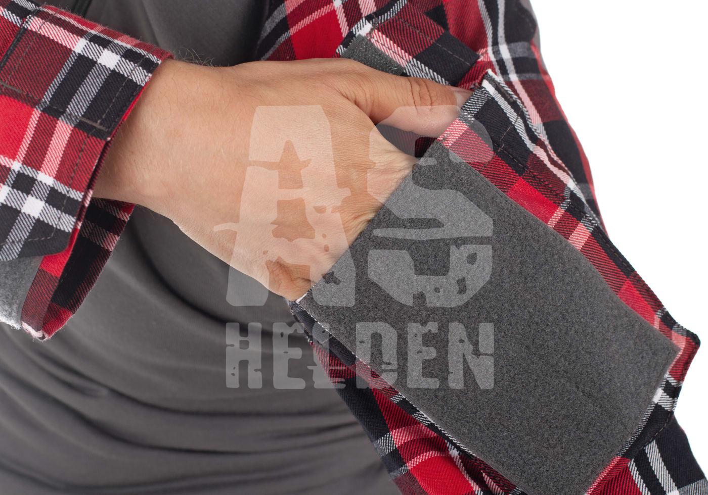 Flannel Combat Shirt Person trägt kariertes Hemd mit grauem Innenstoff.
