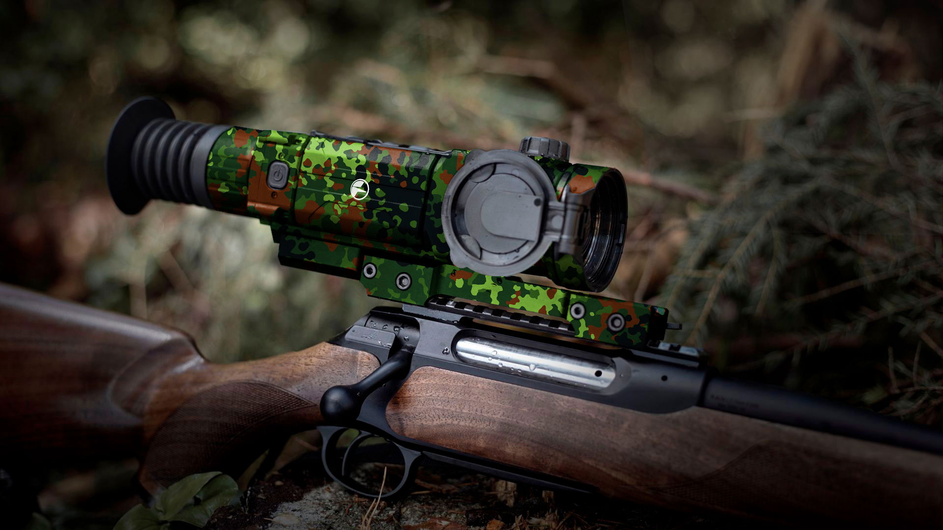 Camouflage-Zielfernrohr auf einem Gewehr, im Wald positioniert.