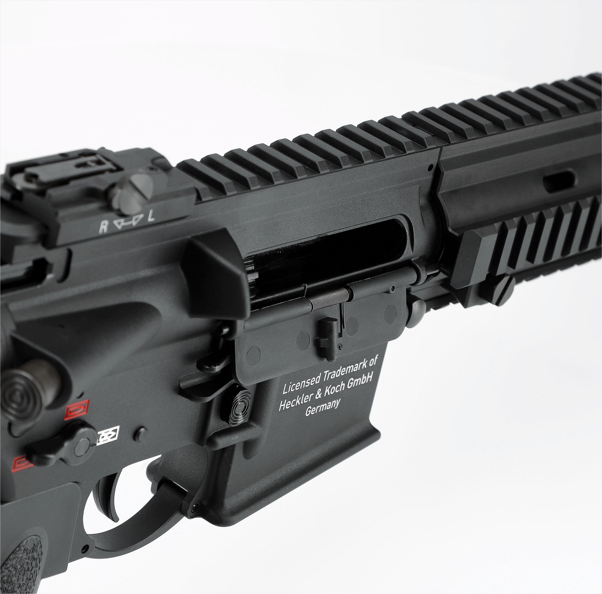 Airsoft-Nachbildung eines Heckler & Koch Gewehrs, Detailansicht des Verschlussgehäuses und Schriftzug.
