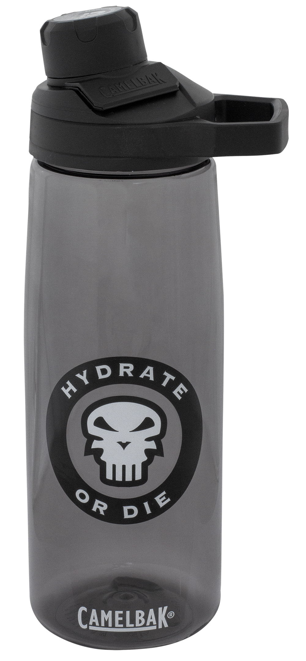 Camelbak Chute Trinkflasche 0,75 L grau Schwarze Camelbak-Trinkflasche mit Totenkopf und "Hydrate or Die"-Schriftzug, ideal für Airsoft-Spieler.