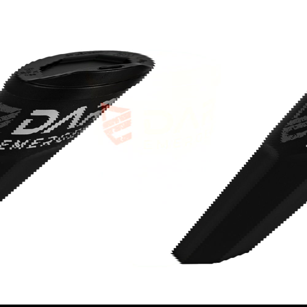 Schwarzer Becher mit rotem und weißem Aufdruck, abnehmbarem Deckel und ergonomischem Design. Ideal für Getränke unterwegs.