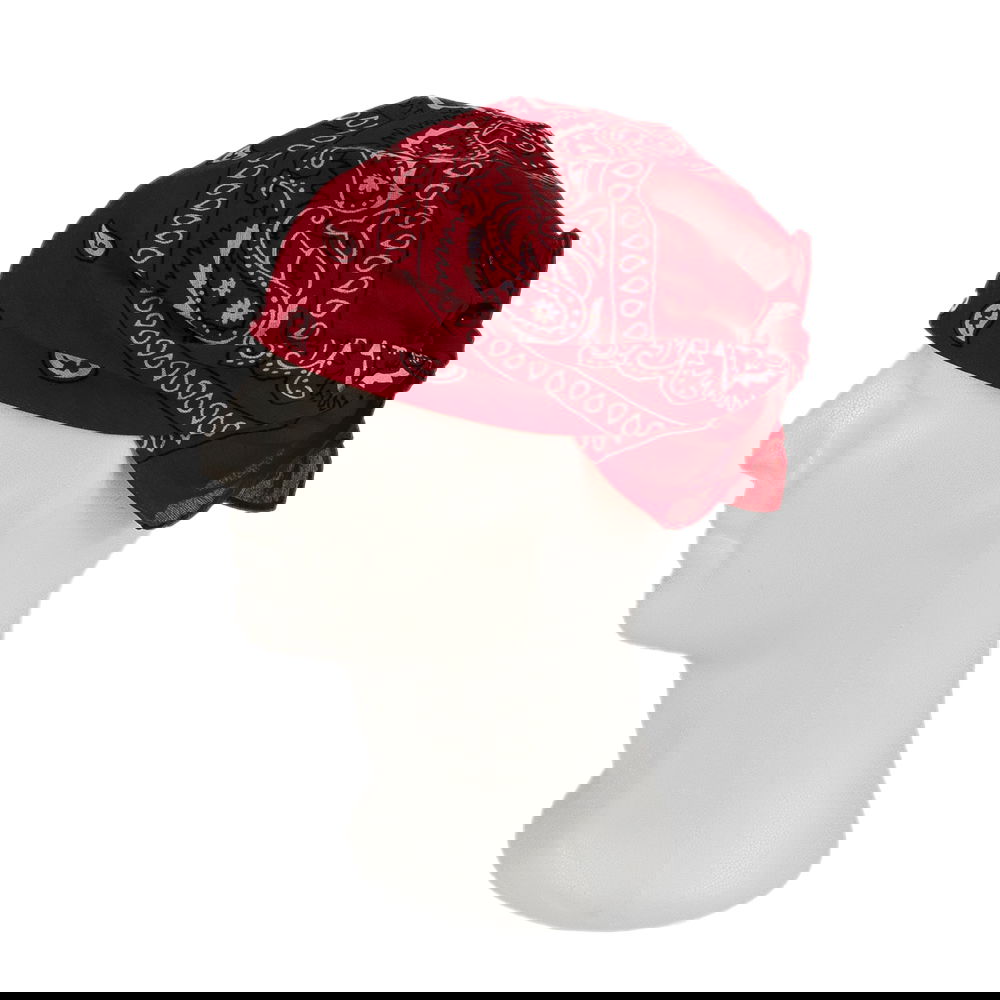 Rotes Bandana mit Paisley-Muster auf einem weißen Schaufensterkopf, seitliche Ansicht.