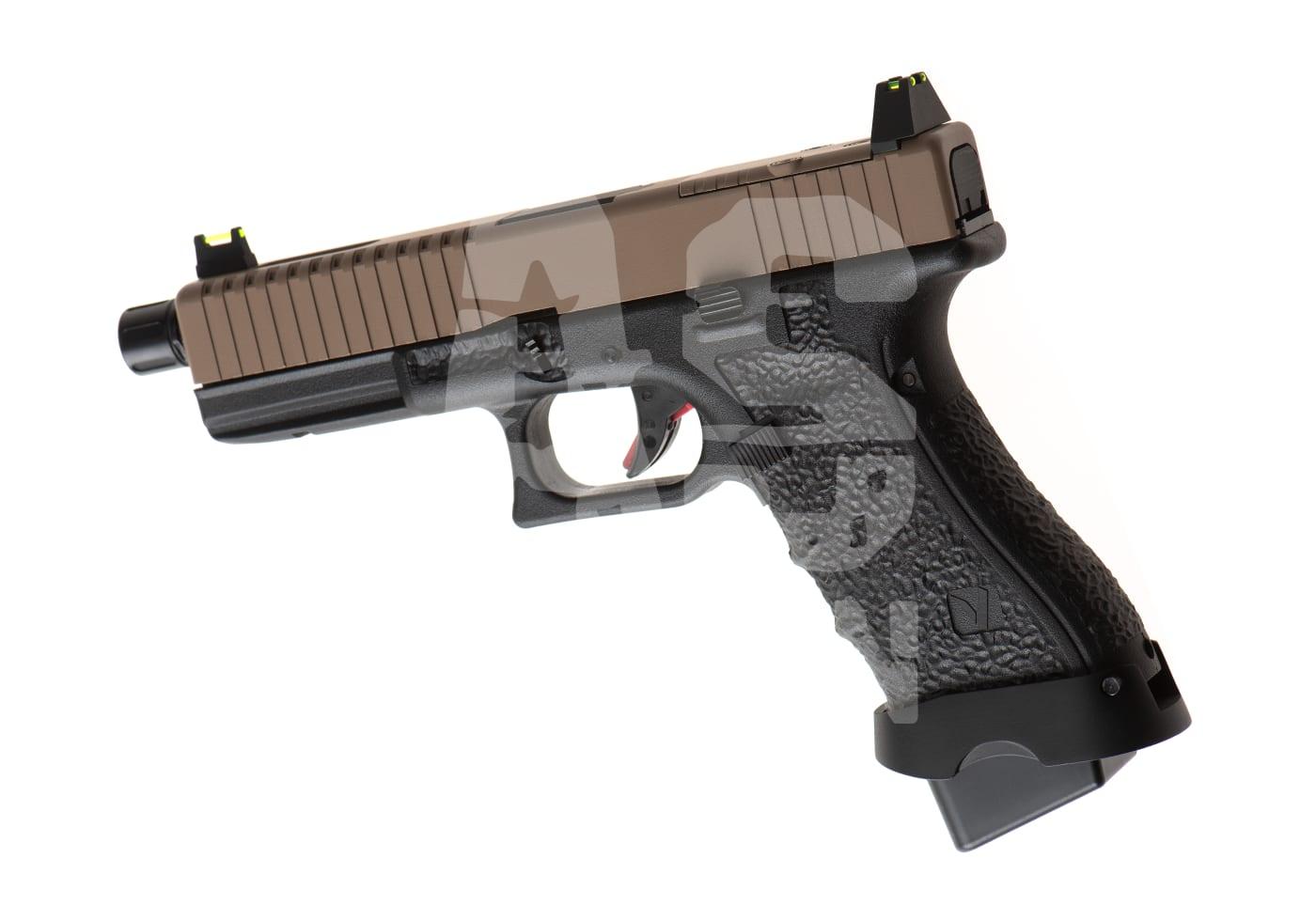 Airsoft-Pistole in schwarz und braun mit Texturgriff und taktischen Visierungen, Seitenansicht.