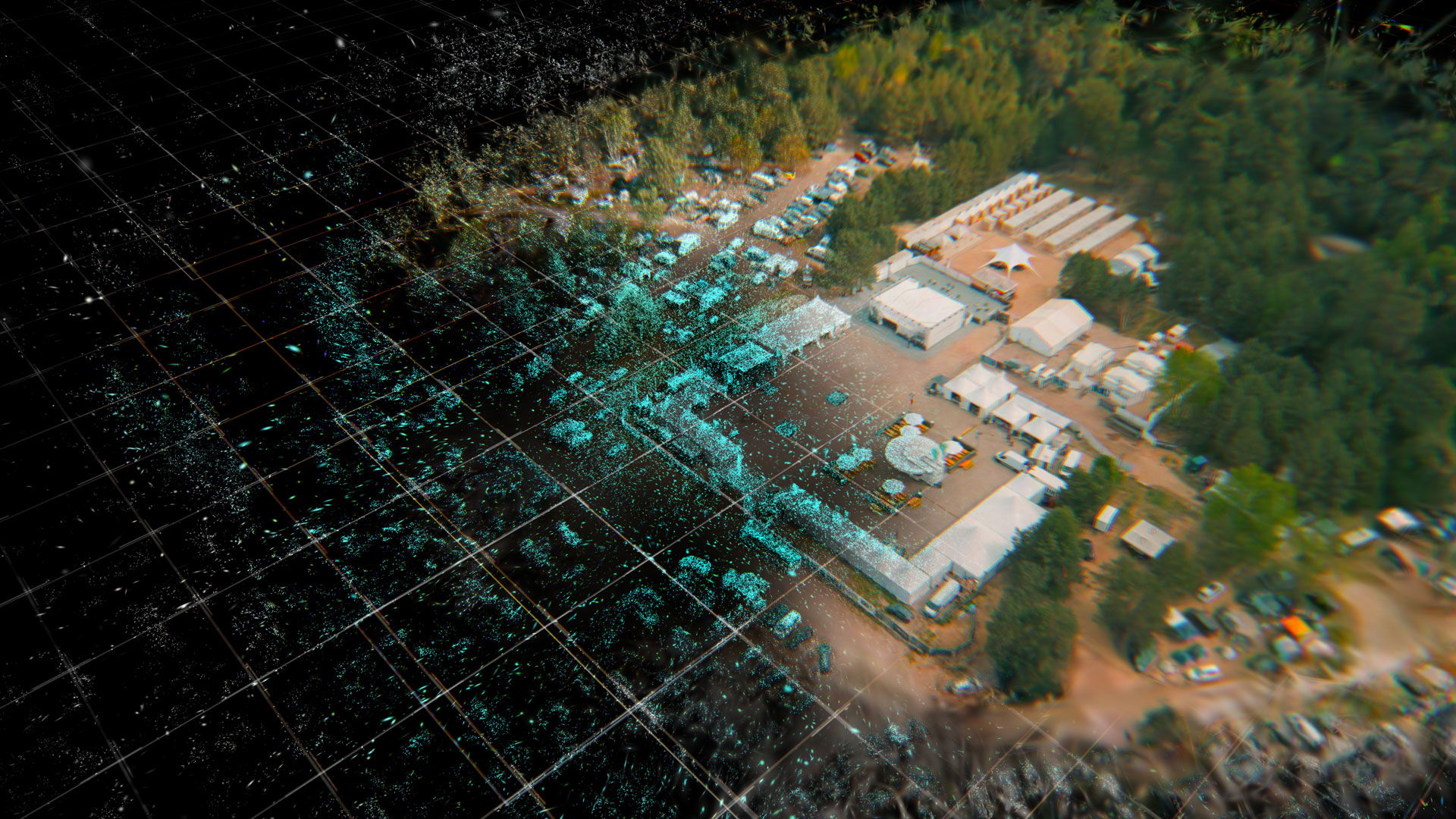 "Luftaufnahme eines Lagers in einem Wald, digitalisierte Bereiche mit Gitternetzlinien."
