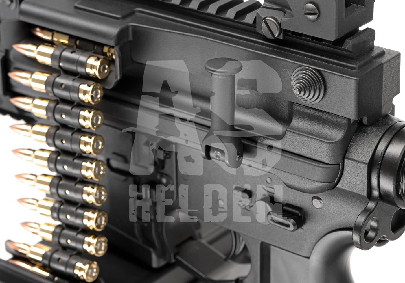 Gewehr mit Patronengurt, Nahaufnahme, Fokus auf Details und Mechanismen, geeignet für Airsoft-Spielumgebung.