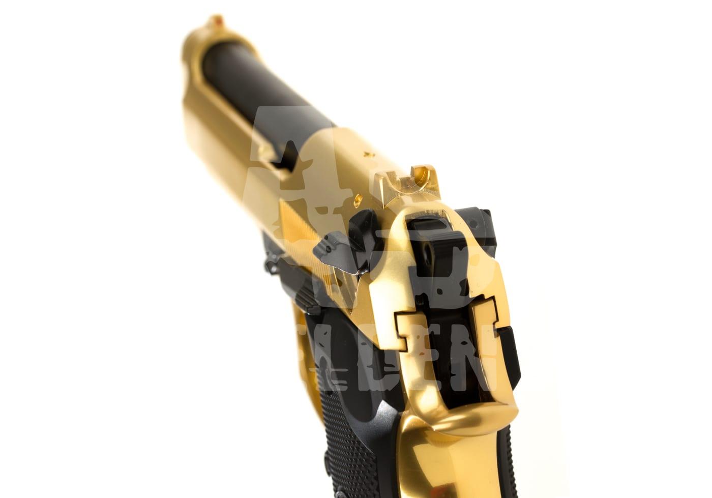 Goldene Airsoft-Pistole, Blick auf den Lauf und Verschluss, Fokus auf Detail.