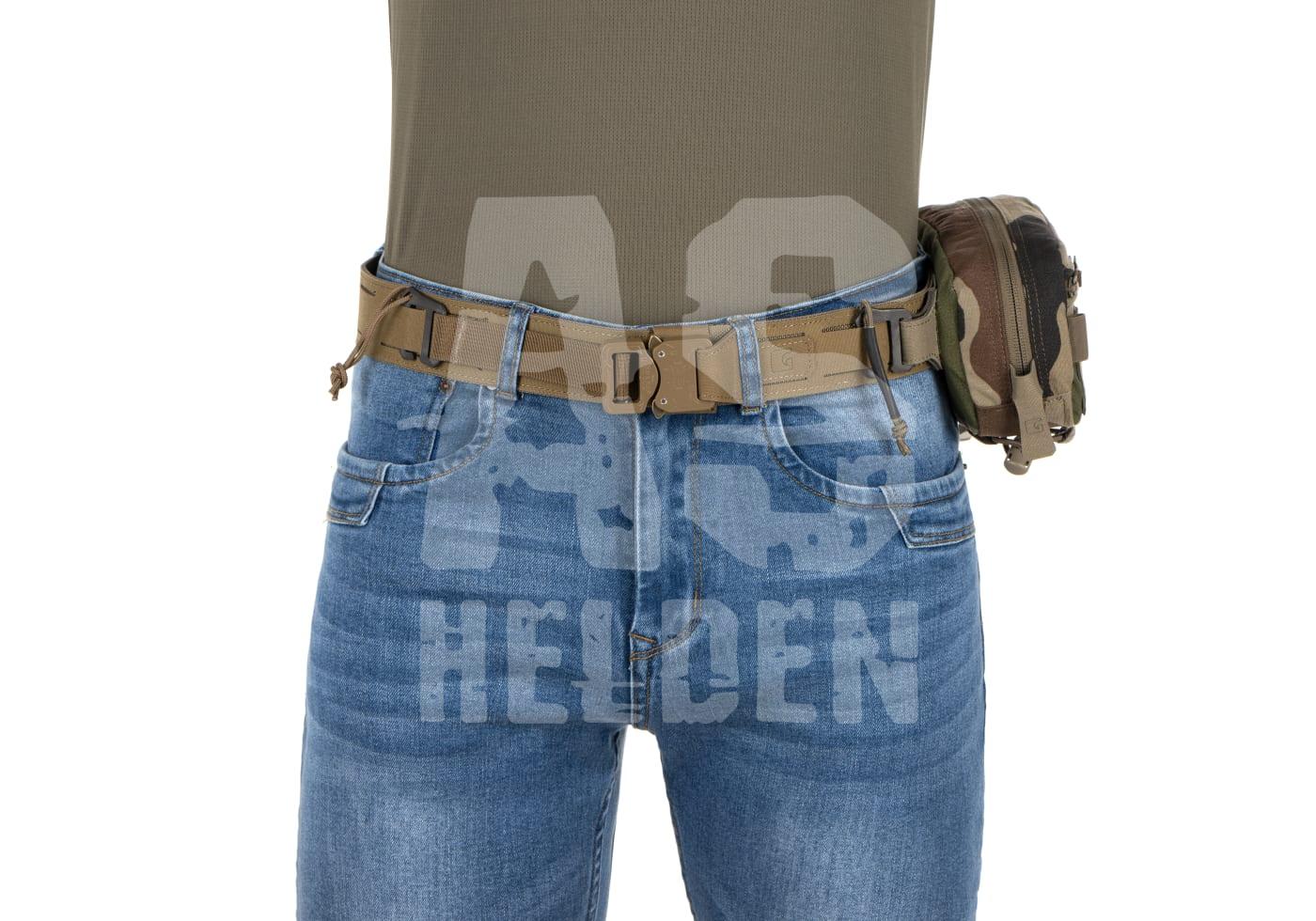 Taktischer Gürtel mit Camo-Tasche an Jeans, ideal für Airsoft-Spiele.