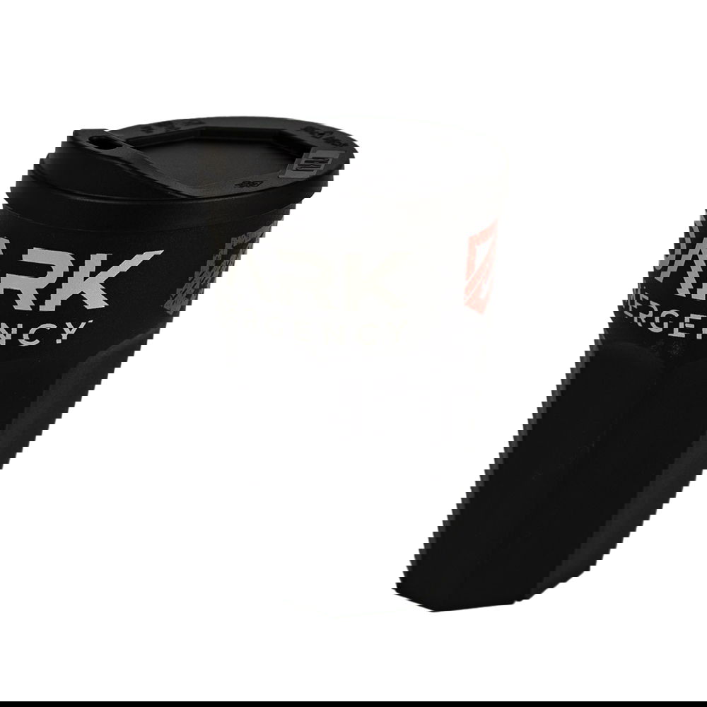 Schwarzer Becher mit "Dark Emergency"-Aufdruck, Deckel und sechseckiger Form, ideal für Airsoft-Events.