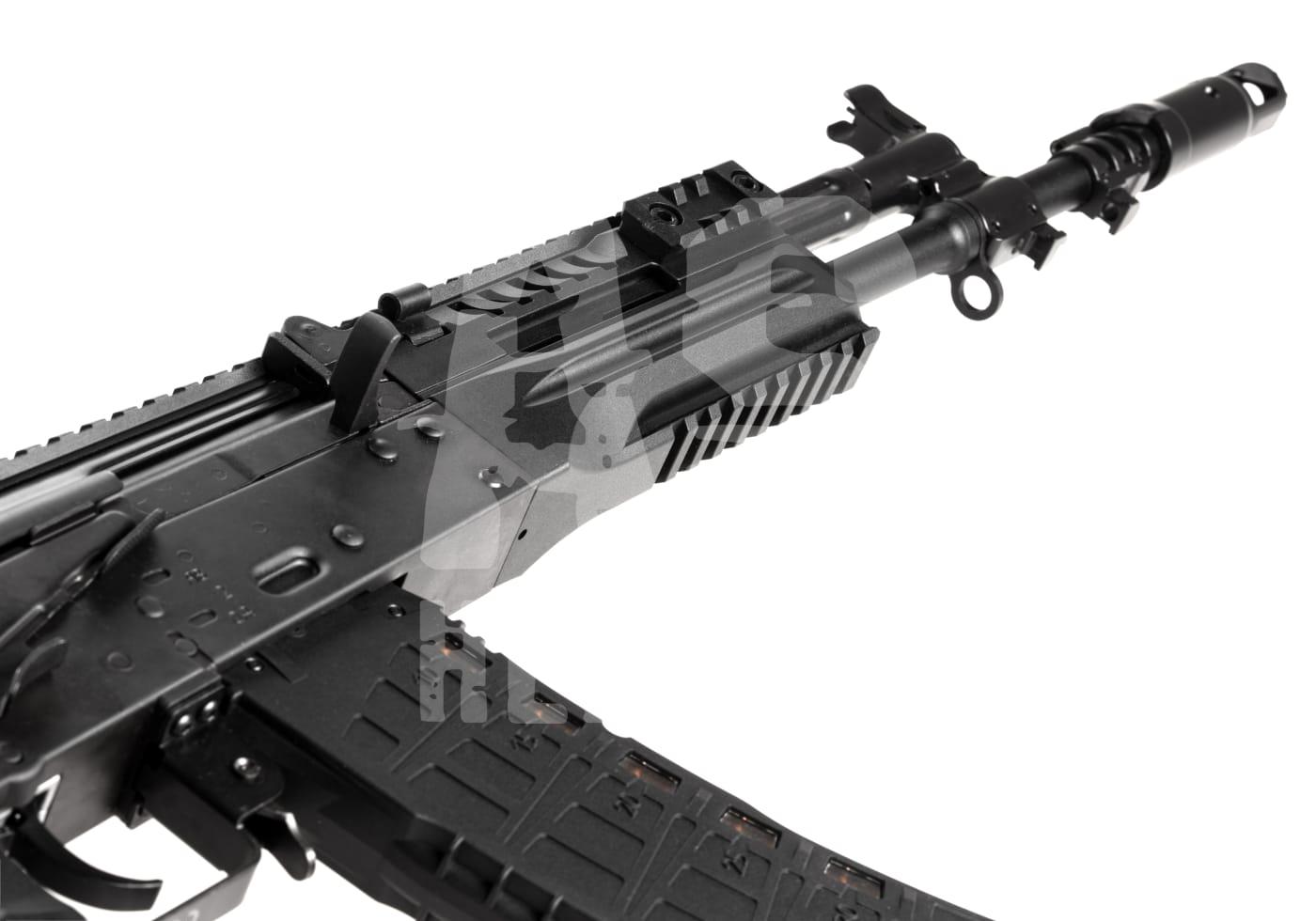 Airsoft-Gewehr mit taktischen Details und Magazin, seitliche Draufsicht.