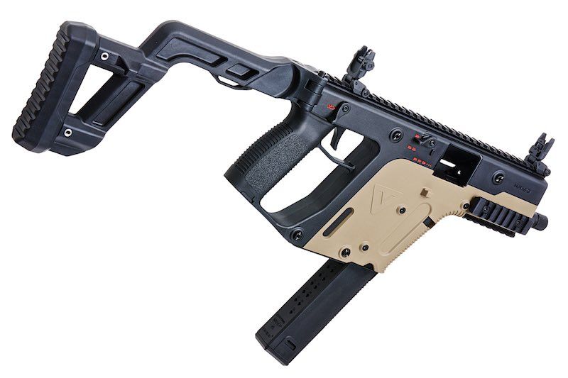 Airsoft-Maschinenpistole mit klappbarer Schulterstütze und zweifarbiger Verkleidung in Schwarz und Sandfarben.