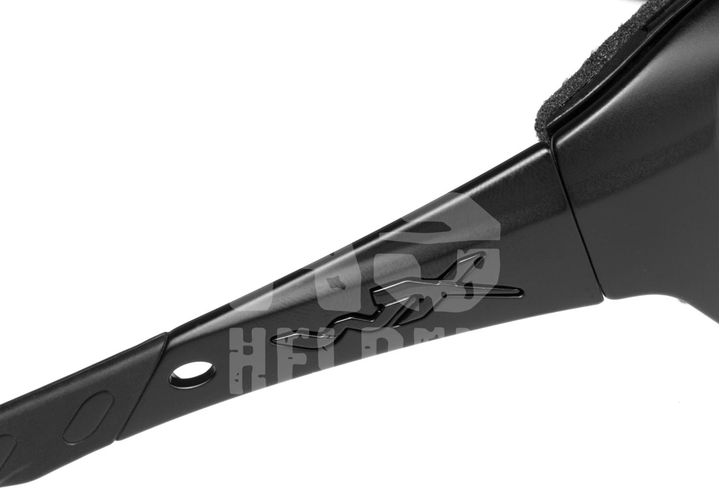 Schwarzer Airsoft-Helmriemen mit eingeprägtem Logo, seitliche Nahaufnahme.