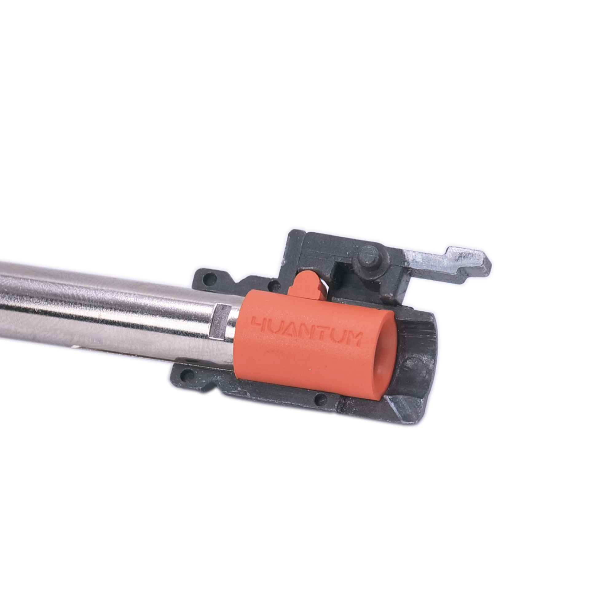 4UANTUM FRICTION PRO-HIGH PERFORMANCE GBB BUCKING Metallrohr mit orangefarbenem Clip und schwarzem Kunststoffverschluss auf schwarzem Hintergrund.